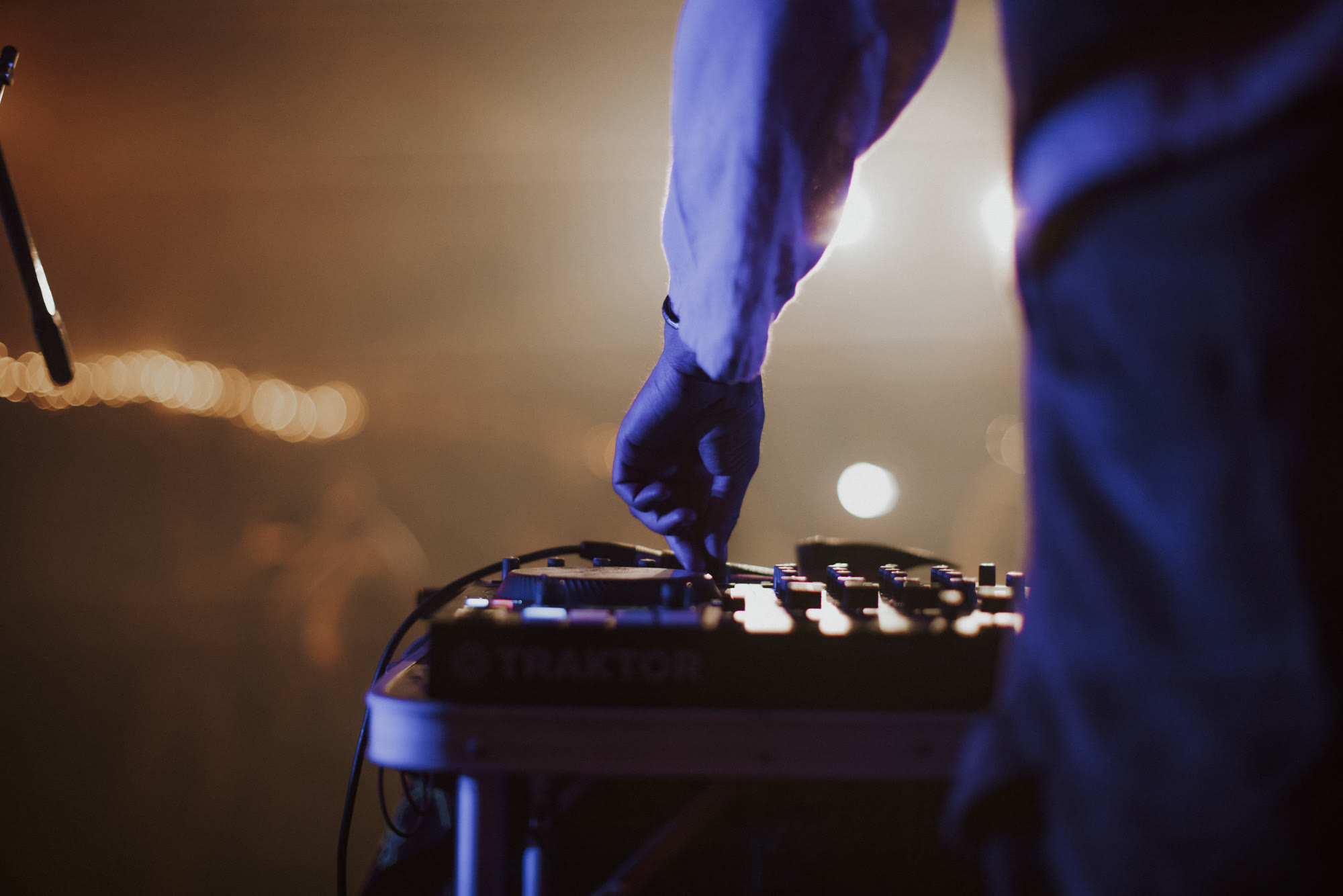 Hand on the Traktor deck